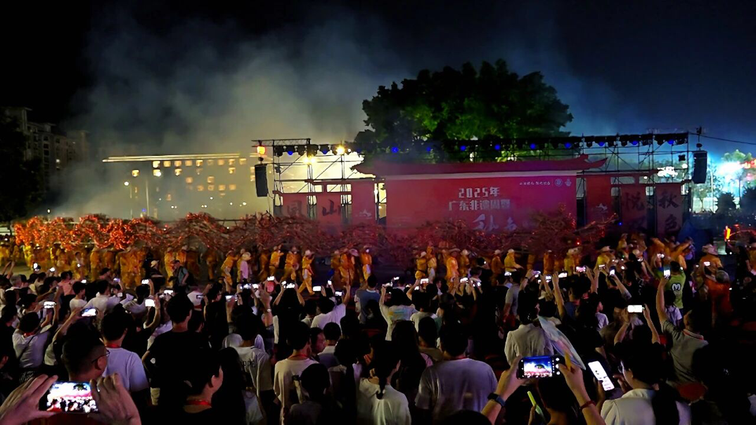 香火龙展演（汝城县委宣传部 供图）