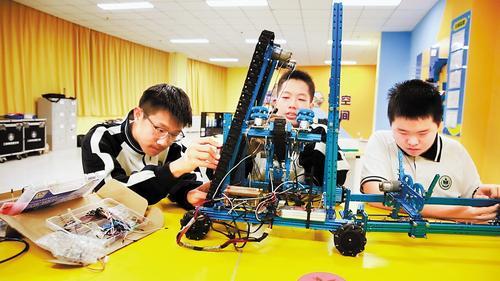 9月29日,河北衡水中学学生在机器人社团课上组装机器人。 本组图片由本报记者焦磊摄