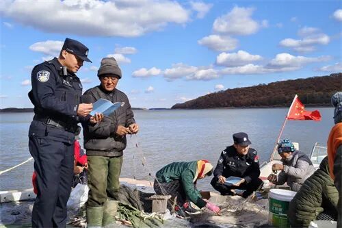 民警开展边境法规宣传 (3).jpg