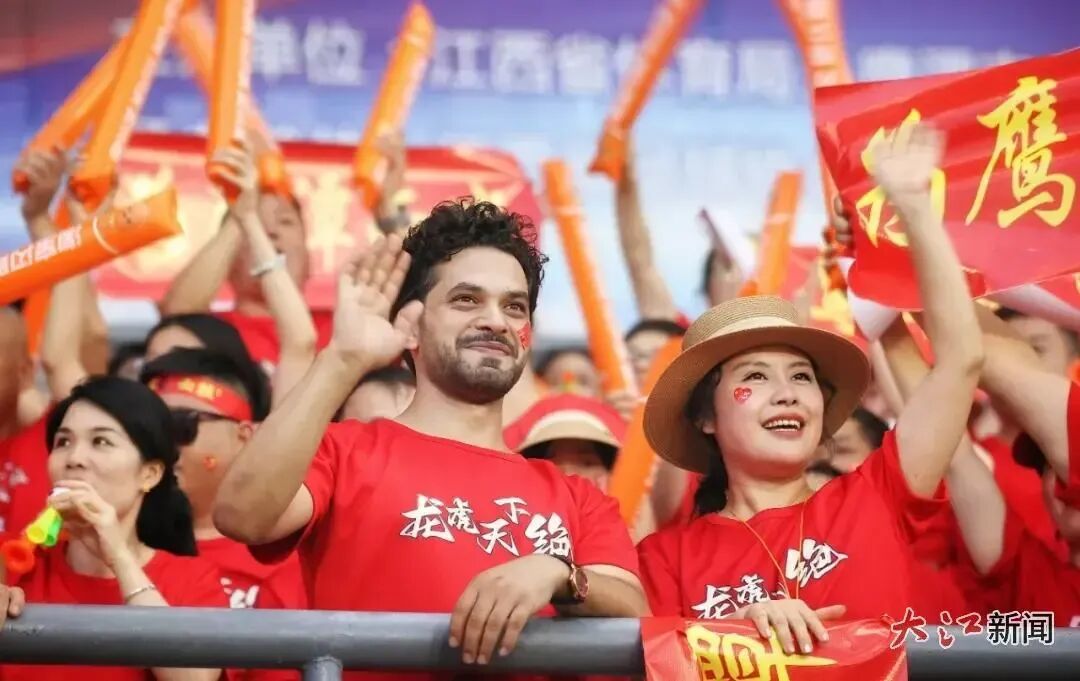 外籍球迷。 江西日报全媒体记者 徐铮 摄
