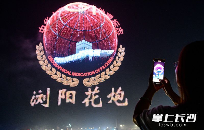 这场万架无人机参与的焰火盛典，依托智能程序控制系统，实现了烟花绽放与无人机灯光阵列的毫秒级精准互动。