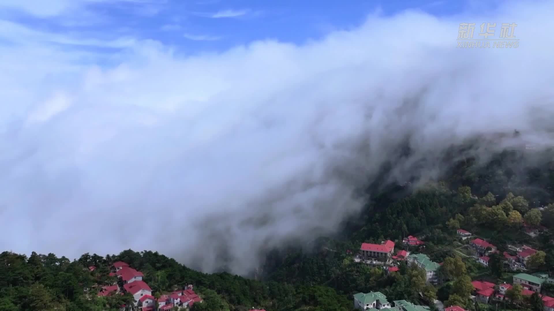 庐山云瀑倾泻如画