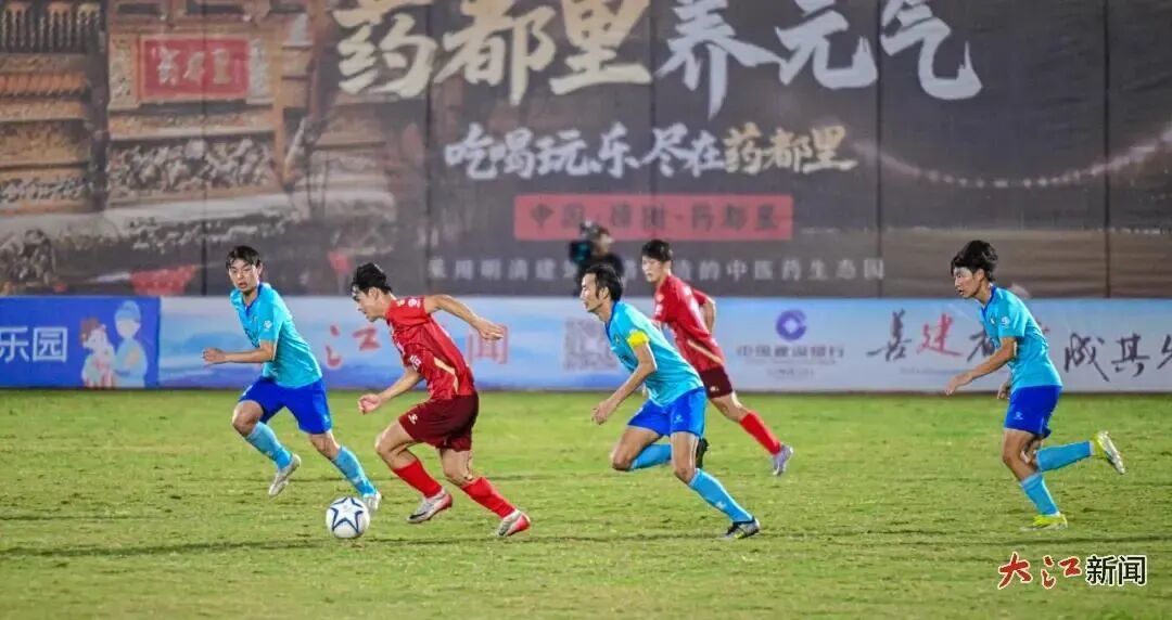 10月5日晚,在赣超半决赛中,宜春队迎战抚州队,双方球员在球场上激烈争抢球权。江西日报全媒体记者张翰林摄