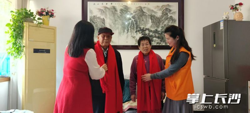 侯识元（左二）与蒋景凤（右二）也收到了社区送来的节日礼物与祝福。