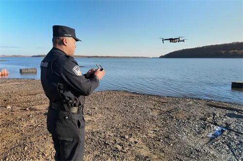黑龙江出入境边防检查总站双鸭山边境管理支队民警利用无人机开展界江巡逻。 (1).jpg
