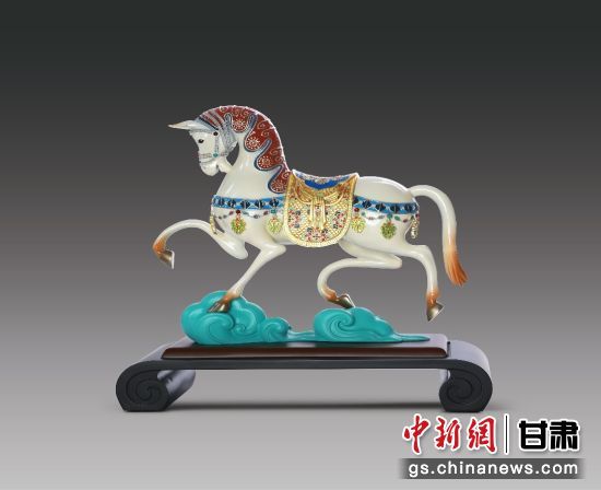 融合敦煌美学与非遗技艺的珐琅铜雕《霓裳天马》。