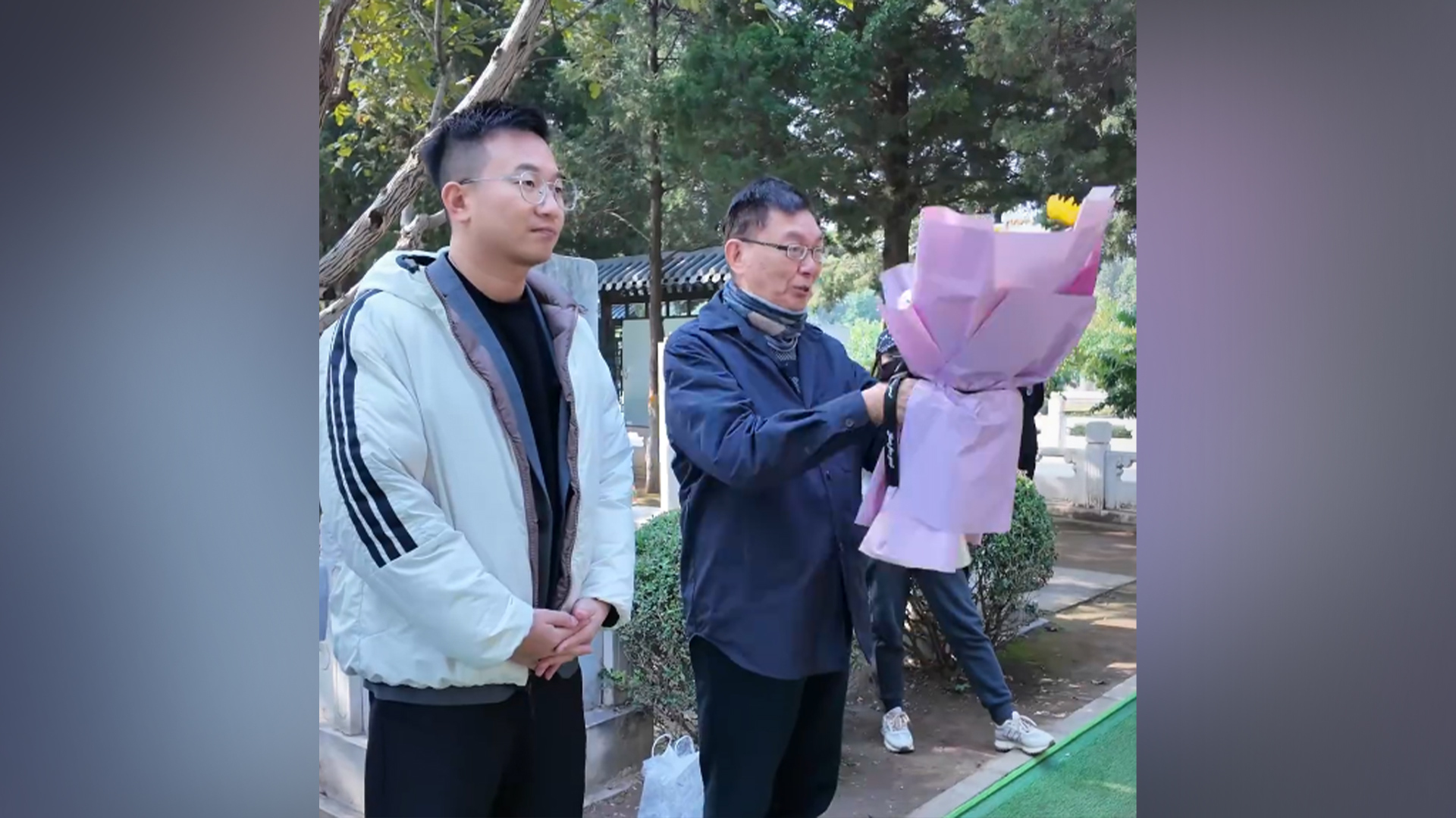 台大教授苑举正将出席台湾光复80周年大会，他已经提前抵达北京，还特地去祭拜了吴石将军墓