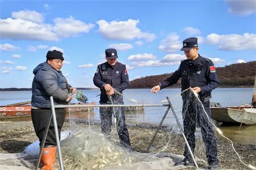 黑龙江出入境边防检查总站双鸭山边境管理支队民警帮助渔民整理网具 (2).jpg
