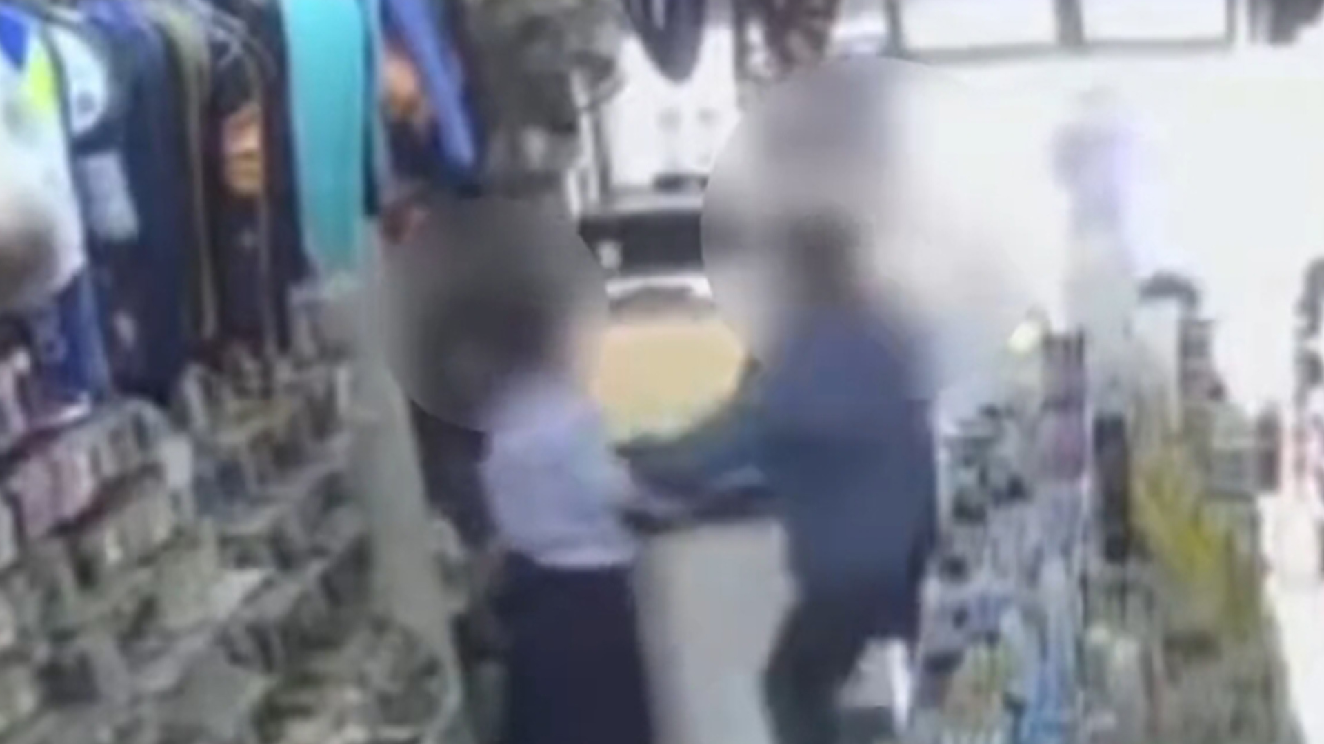 因7岁儿子苹果核没扔垃圾桶，男子疯狂抽打孩子并家暴妻子？多方回应