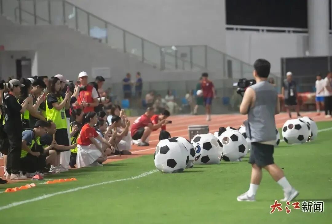 9月7日,赣超萍乡主场暖场节目中,小朋友藏在足球模型中,吸引了众多媒体人拍摄。江西日报全媒体记者杨继红 摄