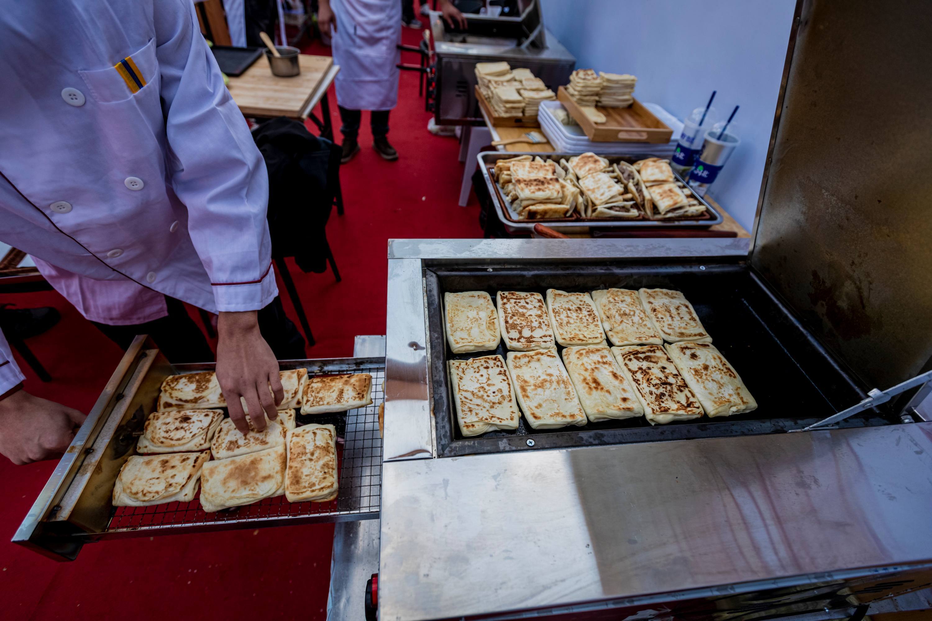 【组图】河北沧州：朗吟楼下驴肉火烧飘香