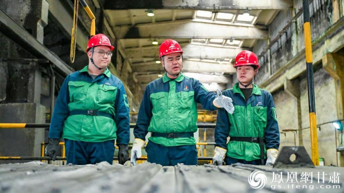 张金亮（中）与班组成员研讨生产优化办法