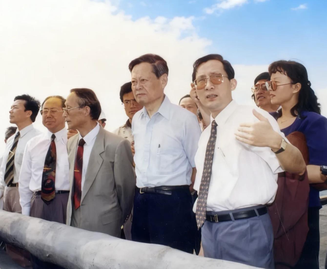 1995年6月9日,杨振宁在华中理工大学(现华中科技大学)时任校长杨叔子的陪同下登上该校南一楼俯瞰校园