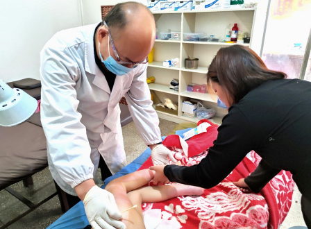 治疗丽村烫伤女孩