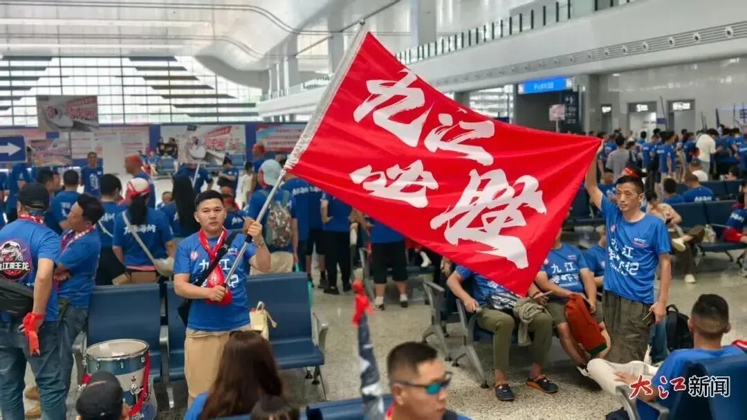 8月2日下午,江西首趟赣超球迷专列开行。发车在即,“九江必胜”的加油声响彻庐山站候车大厅。江西日报全媒体记者梁振堂 摄