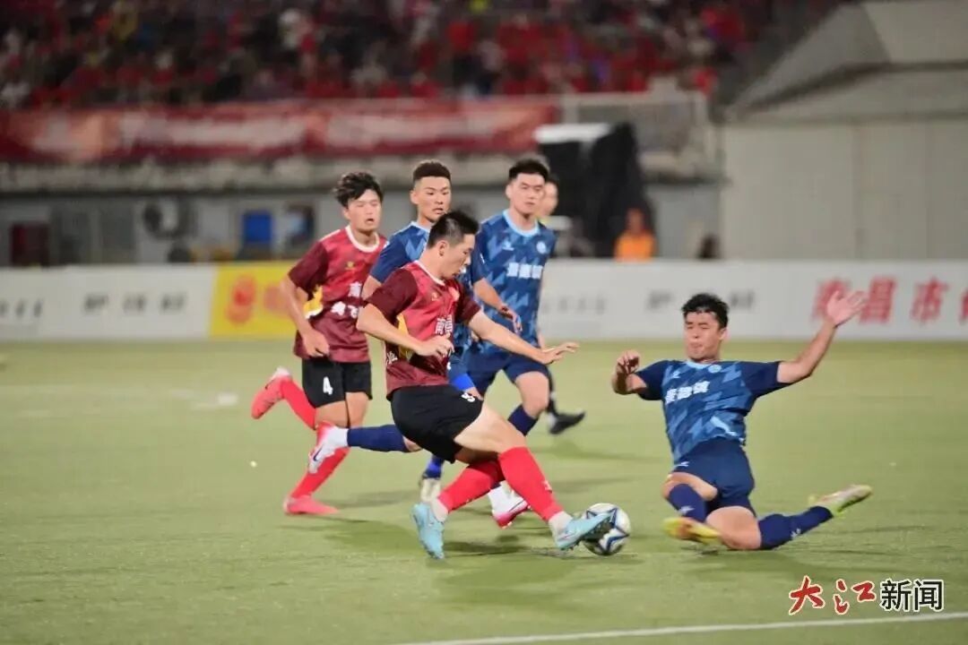 7月12日,赣超揭幕战,南昌队0:0景德镇,握手言和。江西日报全媒体记者杨继红 摄