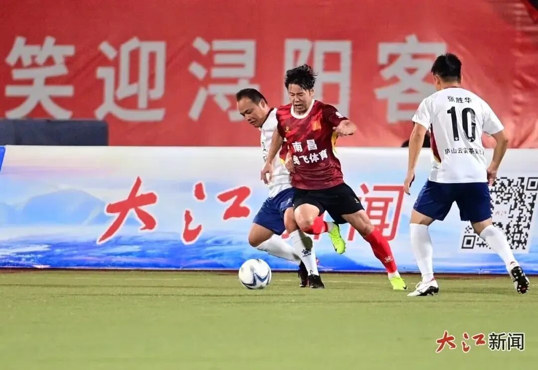 7月20日晚,赣超南昌队对九江队在南昌八一体育场火热开赛,在错失3球的不利情况下南昌接连扳回两球,南昌队2:3负于九江队。江西日报全媒体记者杨继红 摄