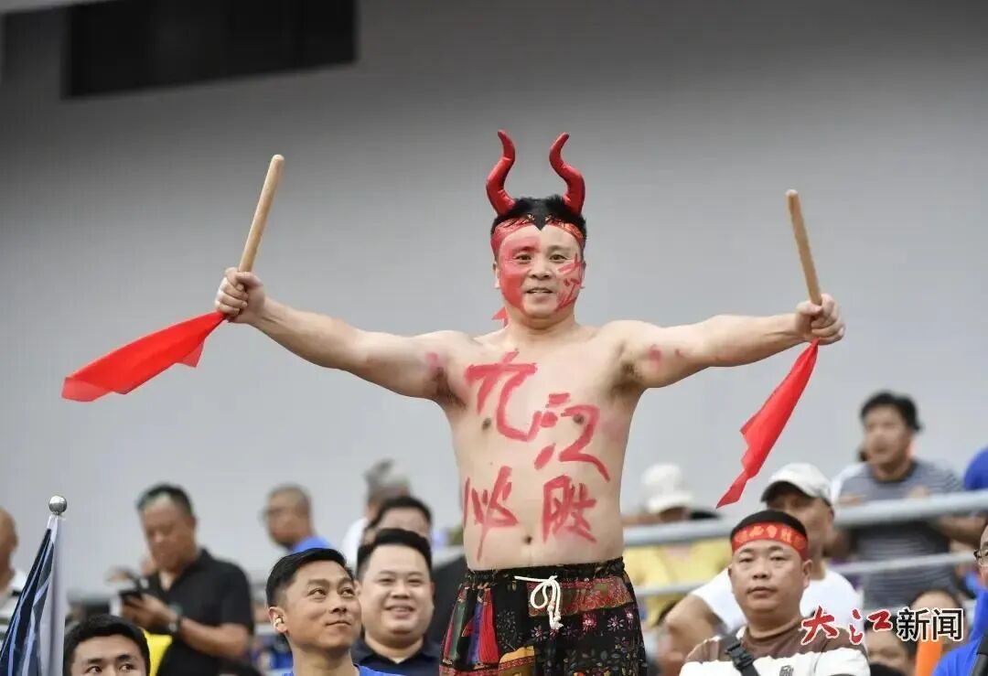 7月26日晚,八里湖畔的九江市体育中心赣超第三轮,九江队迎来首个主场比赛,球迷致敬九江当地著名球迷“桂二牛”。大江新闻 全媒体记者王祺 摄