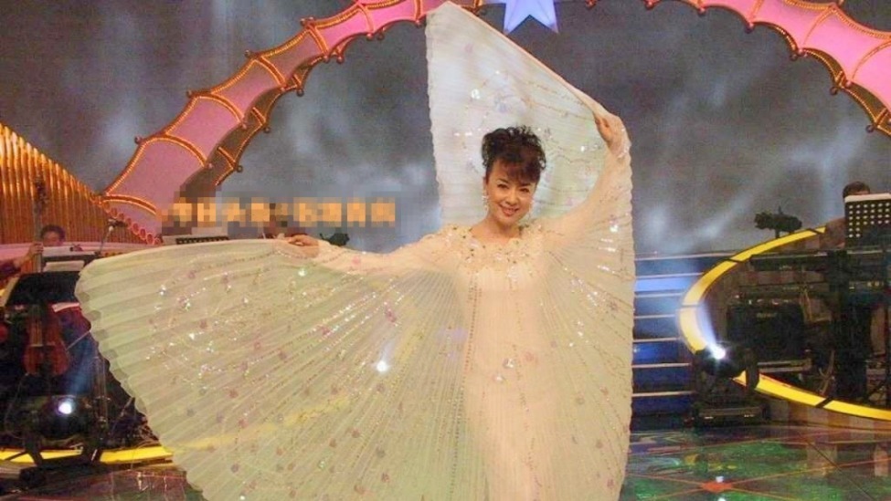 42岁结婚6年后回归单身,在97岁母亲面前,她仍是爱唱歌的小女孩封面图