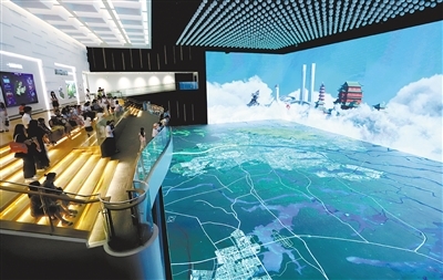 市民游客在南昌市规划展示中心参观