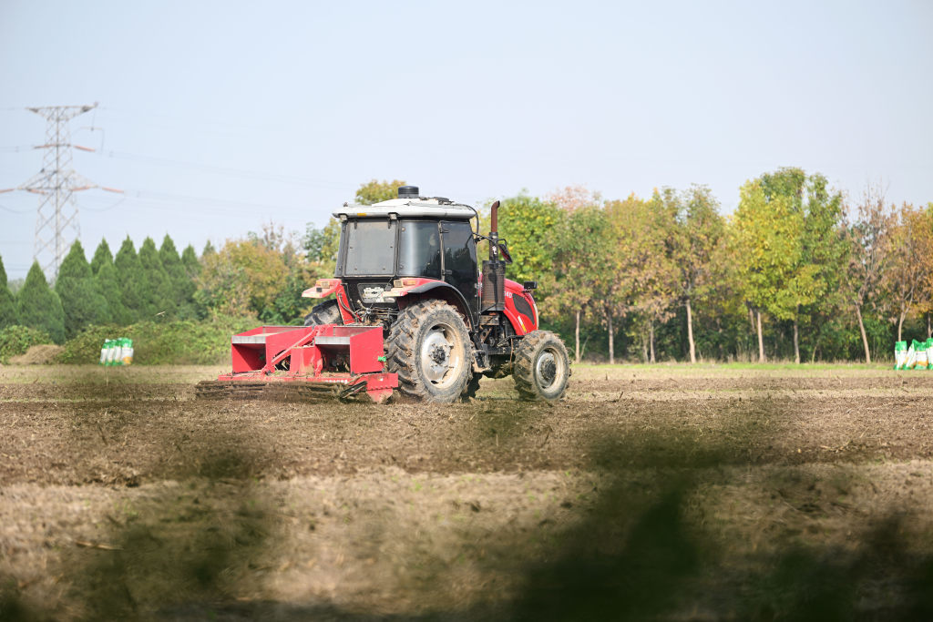 10月22日，农民驾驶旋耕机在邢台经济开发区王快镇南厂社区农田耕地。