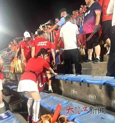 球迷赛后主动清理看台。