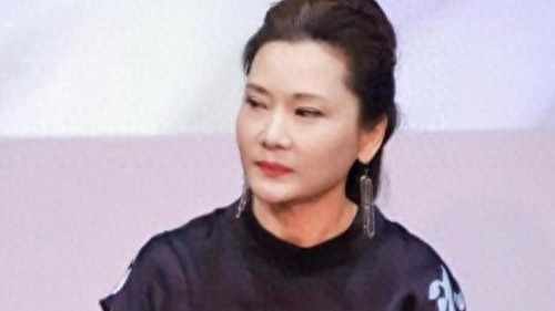 怼刘晓庆装嫩，劝刘嘉玲生子，62岁何赛飞的真实，堪称娱乐圈清流封面图