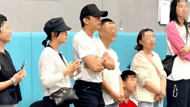 邓超孙俪甜蜜陪伴儿子篮球赛!等等高挑帅气亮相