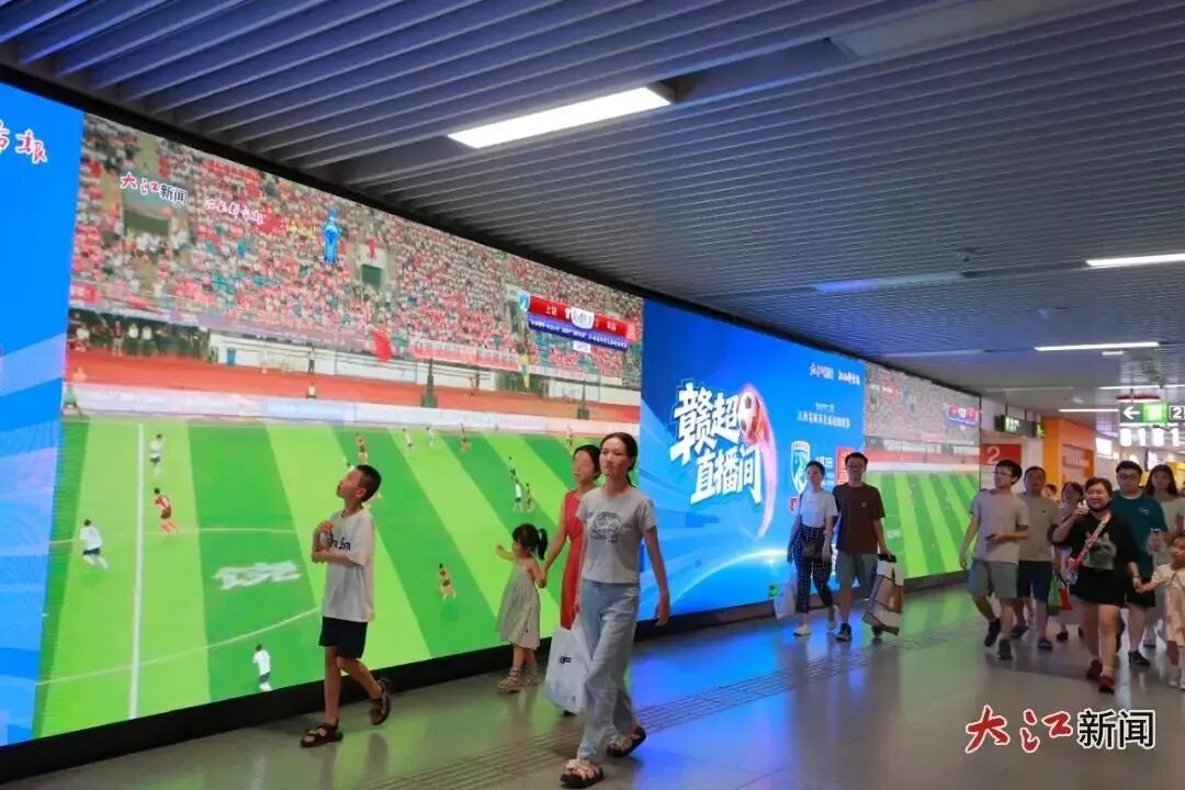 赣超直播间在万寿宫地铁站投屏。江西日报全媒体记者吴福清 摄