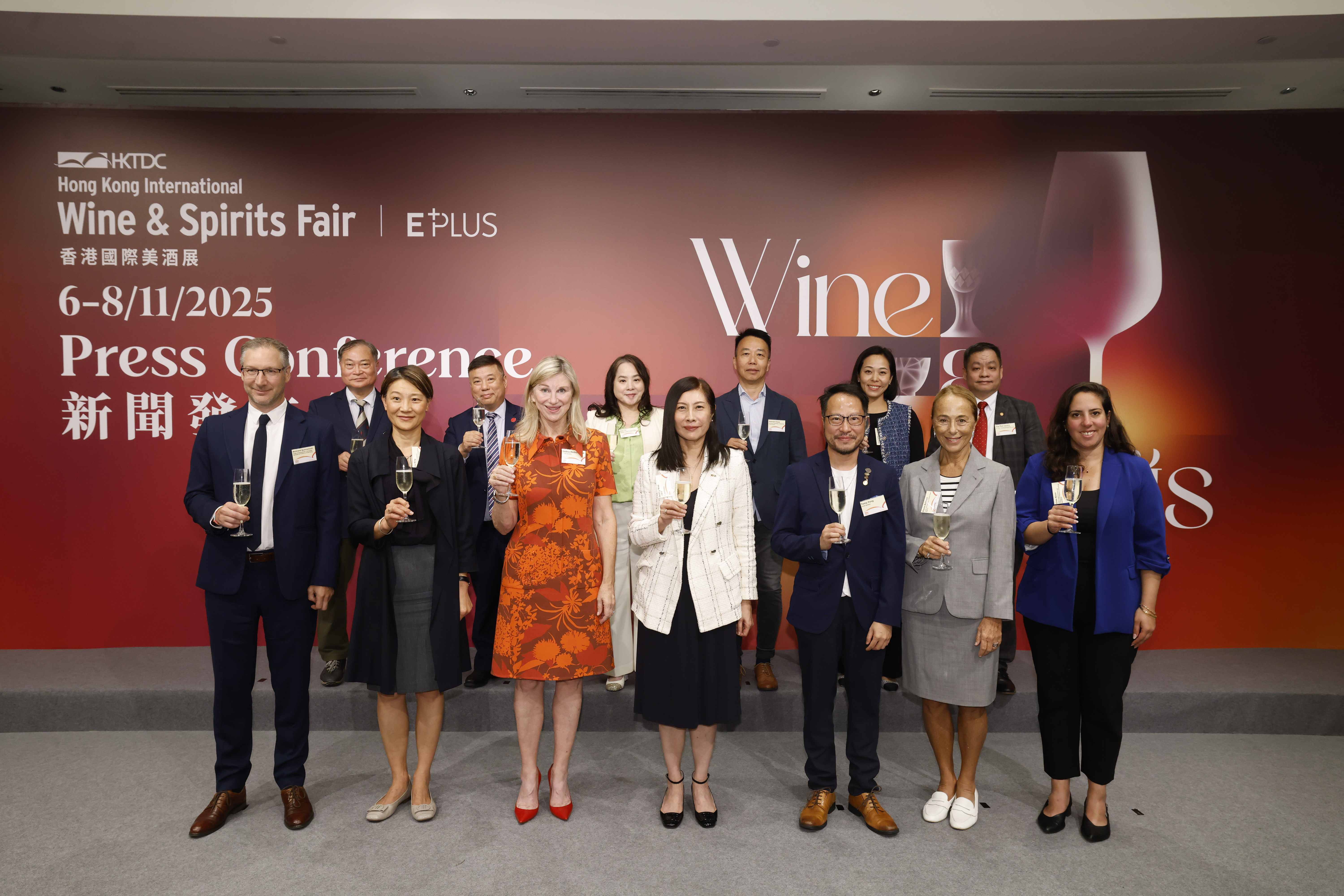图：第17届香港国际美酒展新闻发布会现场合影