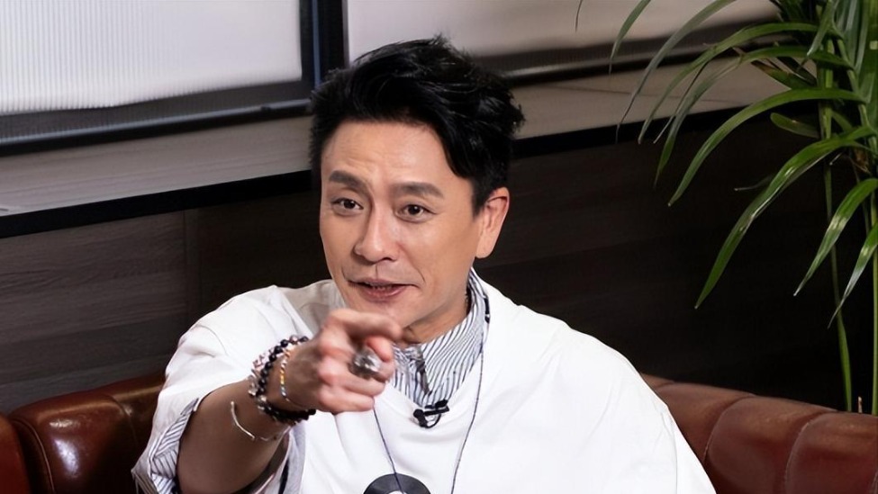 离开胡杏儿13年，被23岁大小姐5亿求婚，45岁黄宗泽终于扬眉吐气封面图