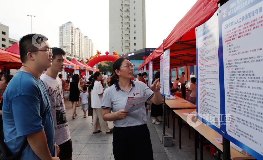 招聘会(廖海金摄)