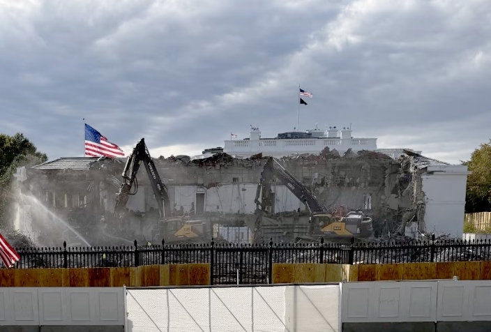 希拉里痛批特朗普:那不是你的房子,你正在摧毁白宫