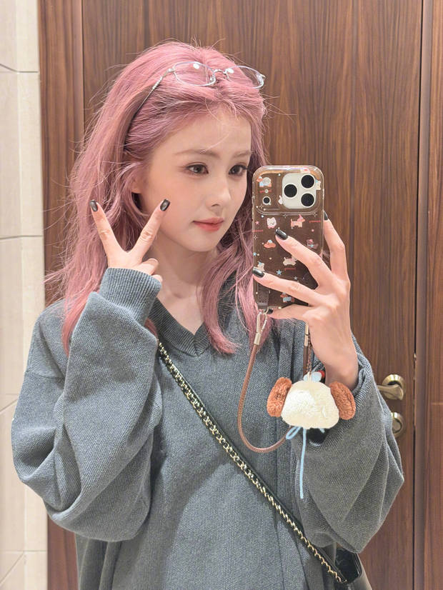 白鹿比耶，随性慵懒。