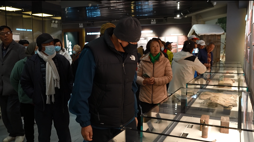 (游客们在侵华日军虎头要塞博物馆参观馆内展品)