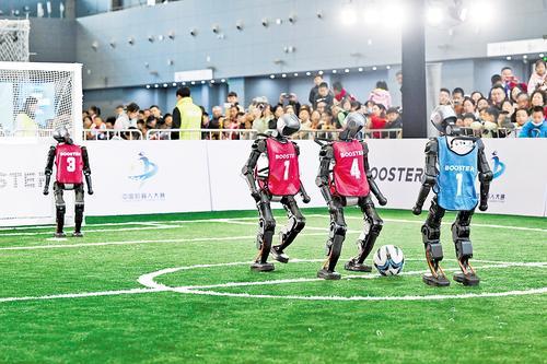 10月18日,3V3足球赛场上,人形机器人“球员”正在比赛。 本报记者 史晟全摄