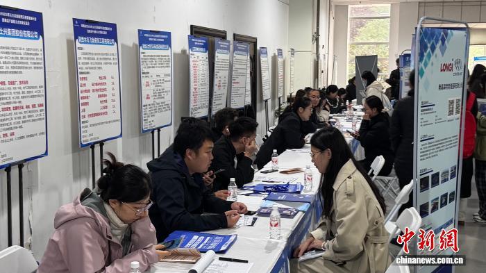 10月24日，陜西省2025年人力資源服務行業促就業行動暨重點產業鏈人才對接交流會現場。　李一璠 攝