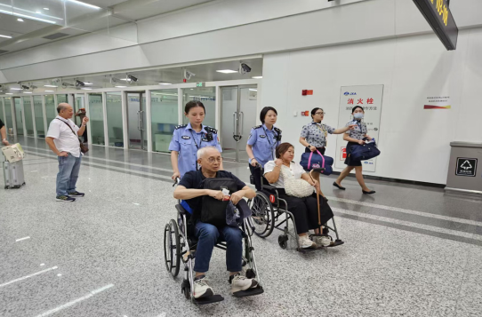 暖心续航！南昌出入境边防检查站民警护送马来西亚籍旅客顺利出境