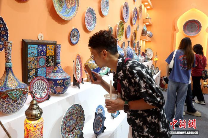 10月18日,2025中国景德镇国际陶瓷博览会在“千年瓷都”江西景德镇开幕,图为民众参观展销的土耳其传统手工瓷器。 中新社记者 刘占昆 摄