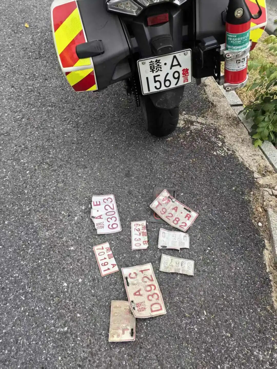 △执勤民警核验收缴违法牌证