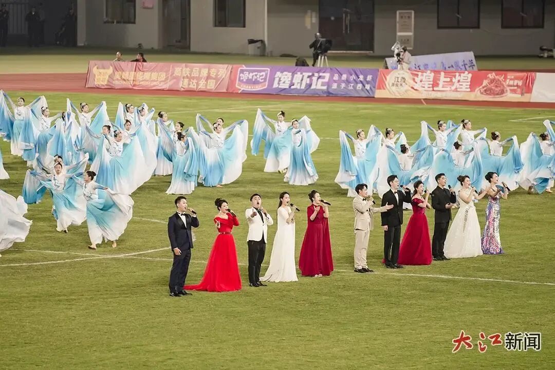 9月21日晚,九江队主场对战新余队,开幕表演《长江之歌》演唱。视觉江西 印德智 摄