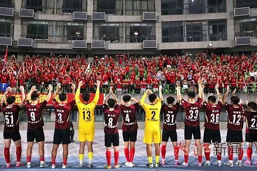 景德镇主场对战南昌,南昌球员向南昌球迷致谢。刘志洲 江南都市报全媒体记者李巧 摄