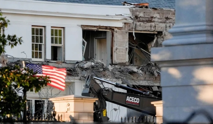 希拉里痛批特朗普:那不是你的房子,你正在摧毁白宫