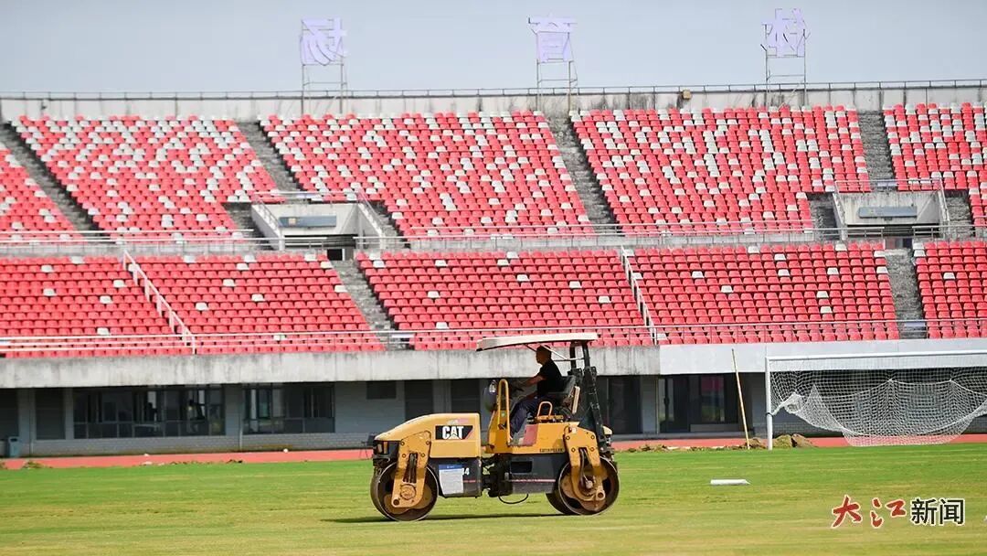 赣超南昌赛区主场移师江西奥体中心,工作人员正在作业,确保场地平整度达到最高竞赛标准。大江新闻 全媒体记者 徐国亮 摄