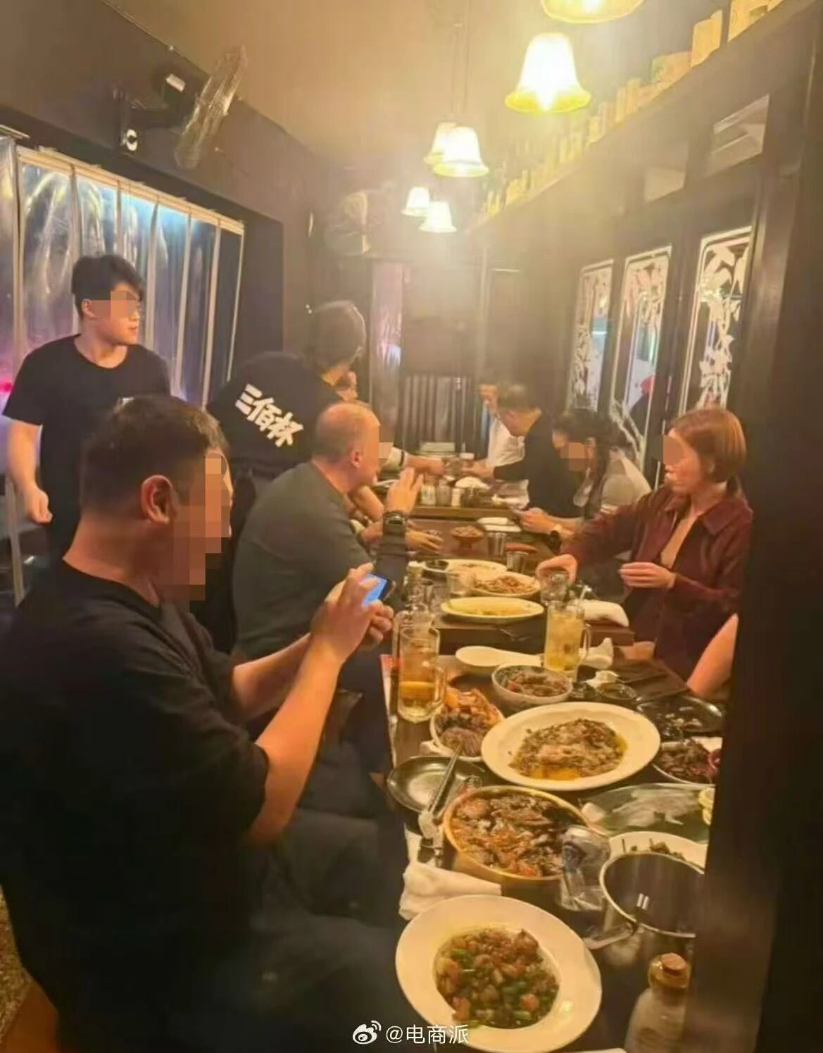 马云现身宁波与好友聚餐
