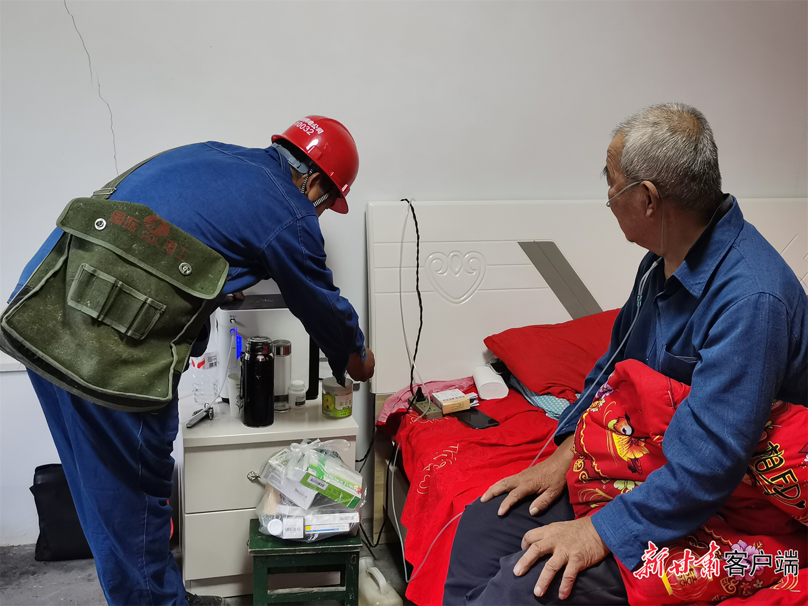 宋刚走进殷进保家检测制氧机用电情况