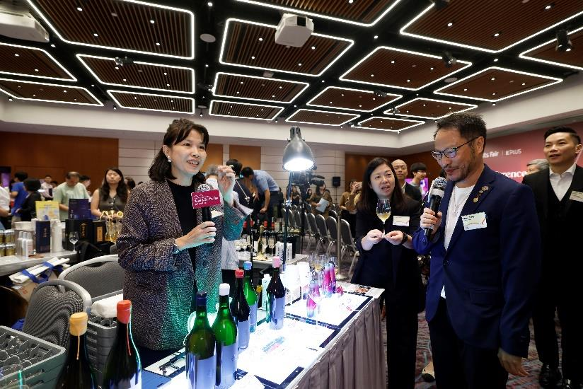 图：第17届香港国际美酒展新闻发布会现场与会嘉宾交流互动