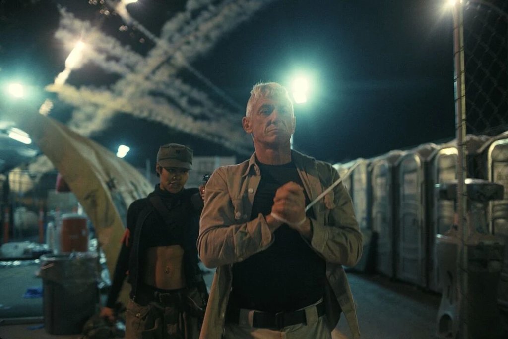 洛克乔上校出场时的主题旋律采用管弦乐