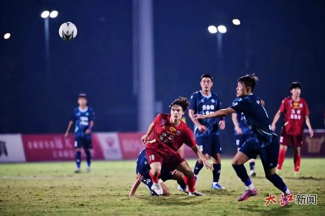 9月28日晚,宜春队与景德镇队第二回合比赛在宜春市樟树体育中心举行,宜春队1:0战胜景德镇队。刘勇 摄