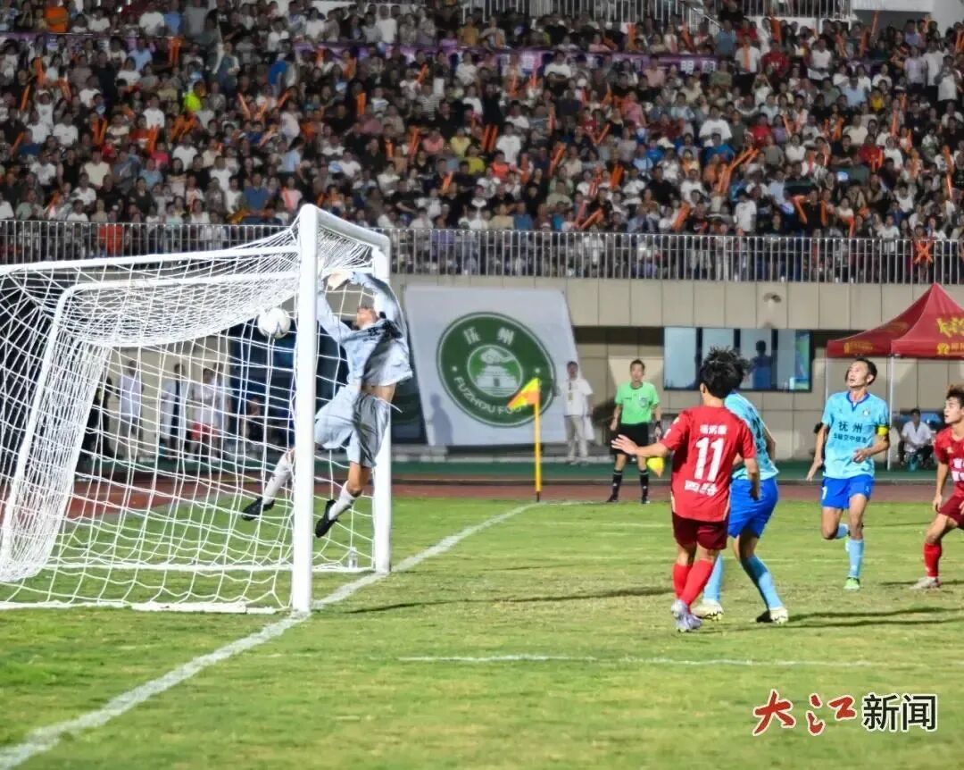 8月16日晚,宜春队主场迎战抚州队。宜春队11号球员杨炯毅头球攻门得分。江西日报全媒体记者张翰林摄